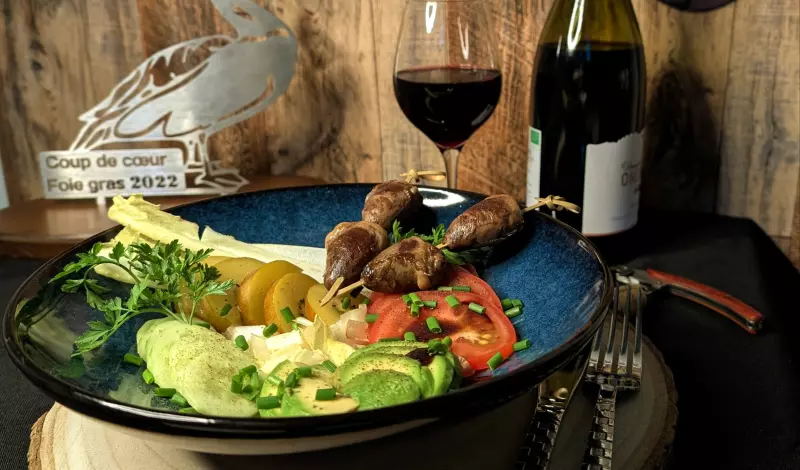 Cœurs de Canard Confits accompagnés d'une salade fraicheurs, jeune pousse d'endives, concombre et kiwi jaune