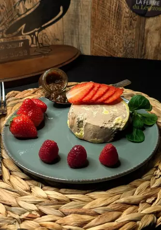 assiette épurée de foie gras artisanal assaisonné au sel de l’Île de Ré et poivre noir, sans conservateurs ni additifs, accompagnée de fruits rouges et compotée d’oignon, LA FERME du Lévézou